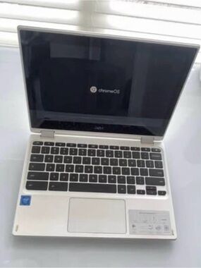 Acer 11.6" White Chromebook Laptop with Black Keyboard and Charger
